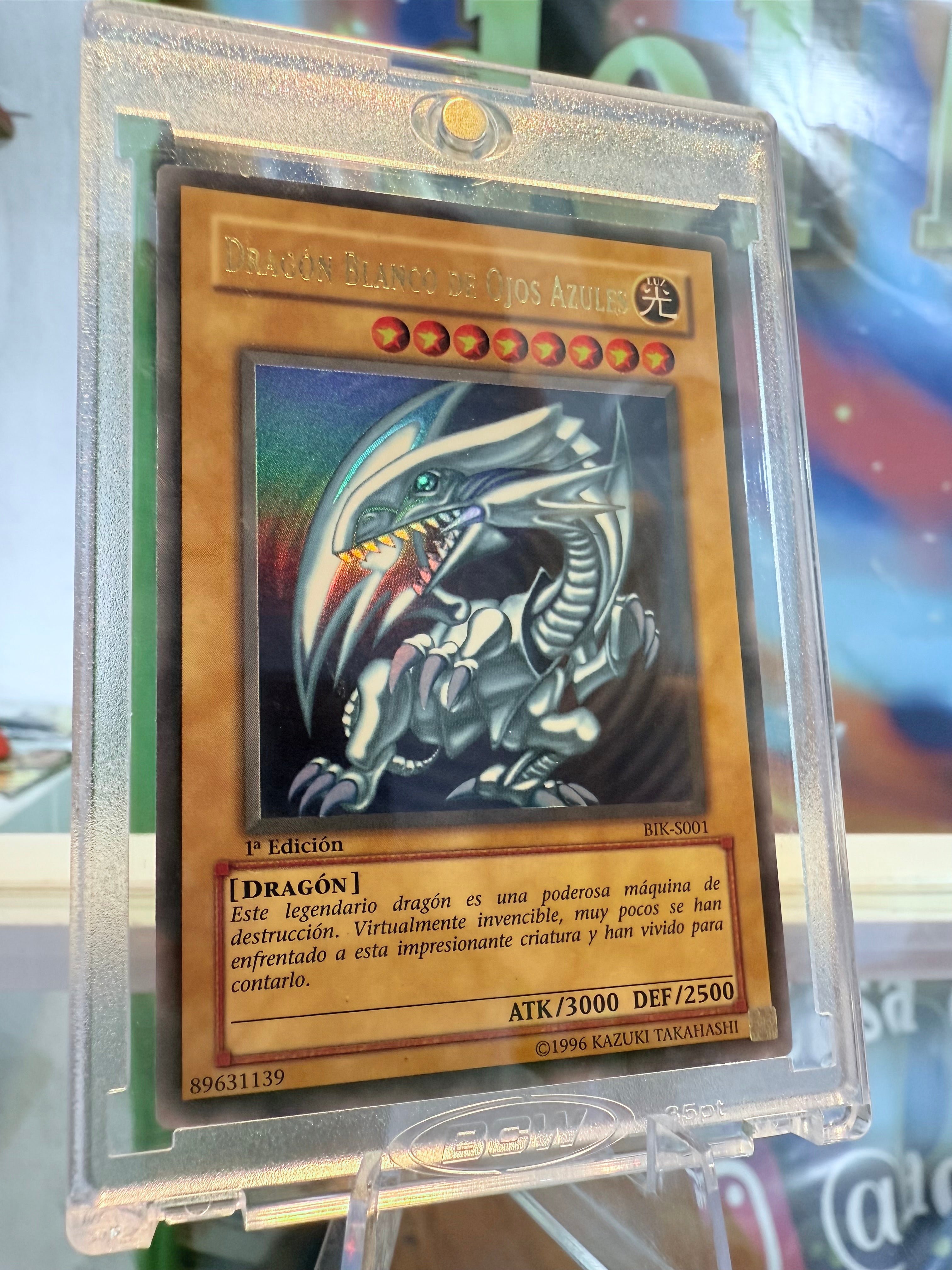 Dragón Blanco de Ojos Azules