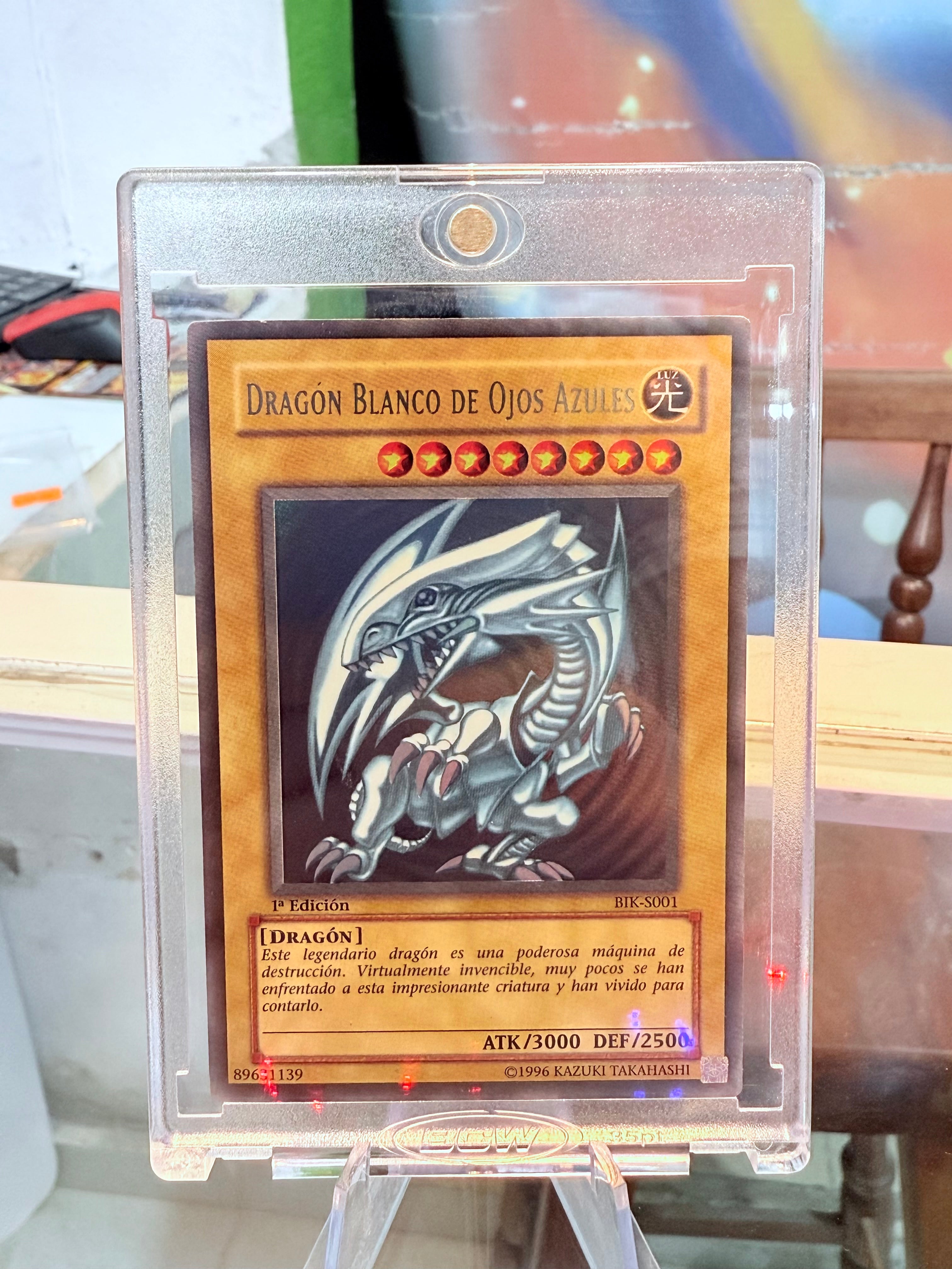 Dragón Blanco de Ojos Azules